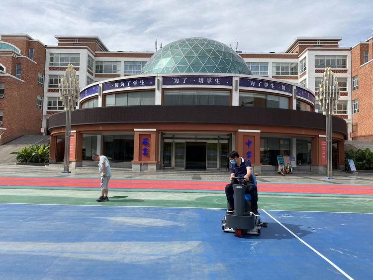 <b>昨日:西安学校篮球场用容恩洗扫一体机</b>